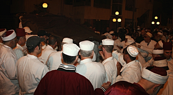 Samaritan, Shomronim, Passover Sacrifice -- Zevach - Covering the cooking pit
