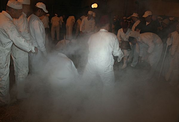Samaritan, Shomronim, Passover Sacrifice -- Zevach - Covering the cooking pit