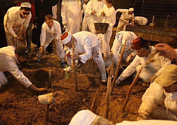 Samaritan, Shomronim, Passover Sacrifice -- Zevach - Sawing off the points of the skewers